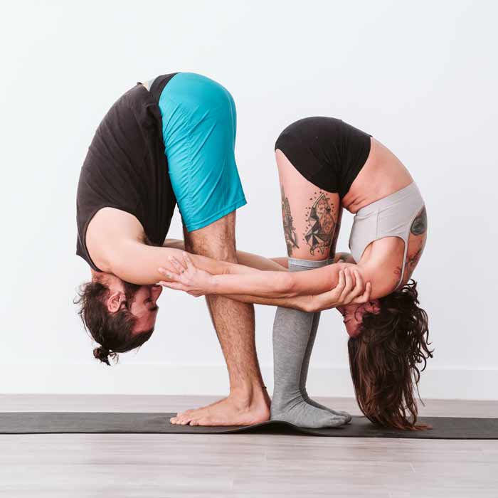 coppia giovane coppia pratica acro yoga bianco studio palestra healthy lifestyle padova