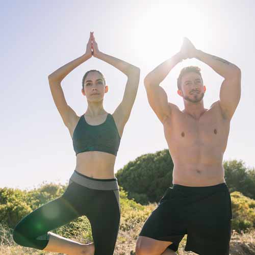 due giovani che fanno tantra yoga a padova