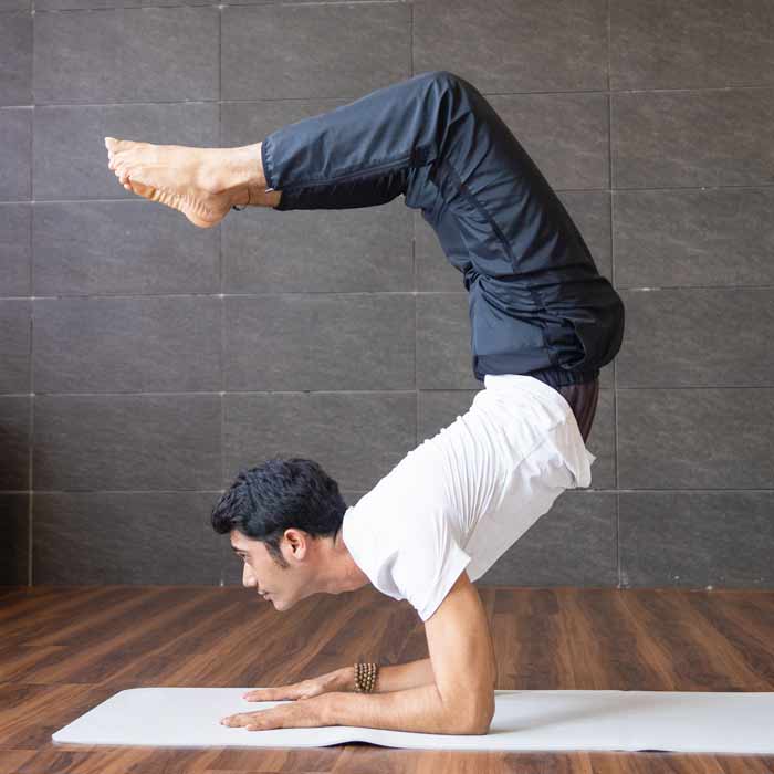 uomo che fa yoga postura a padova o online